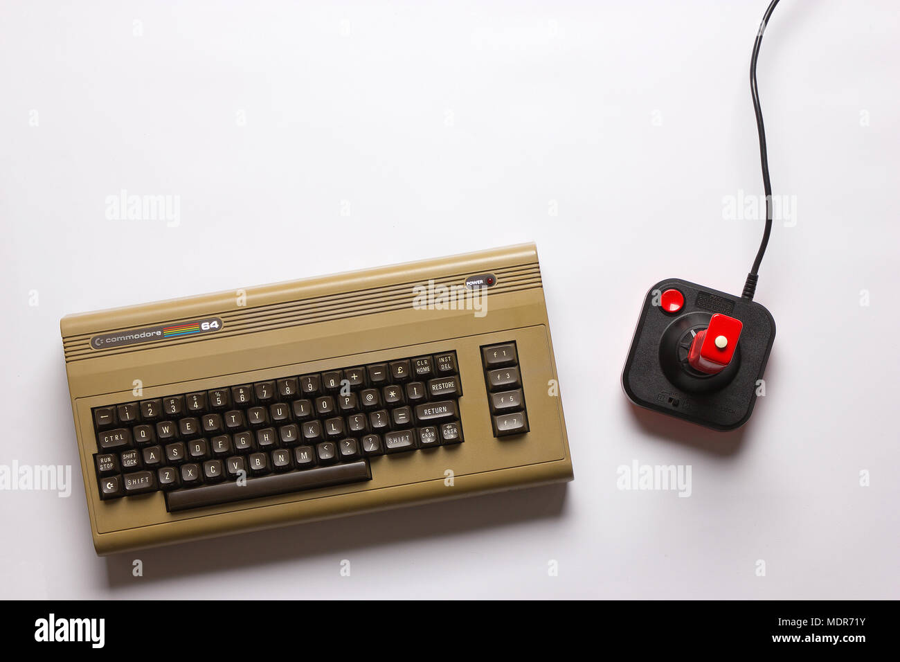 Commodore 64 computer, vista dall'alto, su sfondo bianco Foto Stock