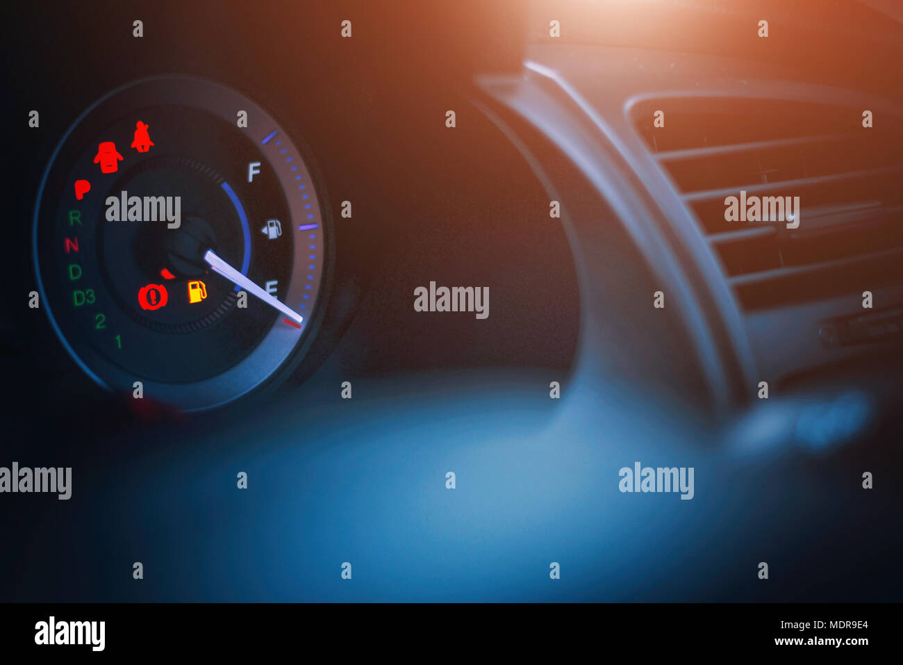 Closeup cruscotto del chilometraggio auto olio Foto Stock