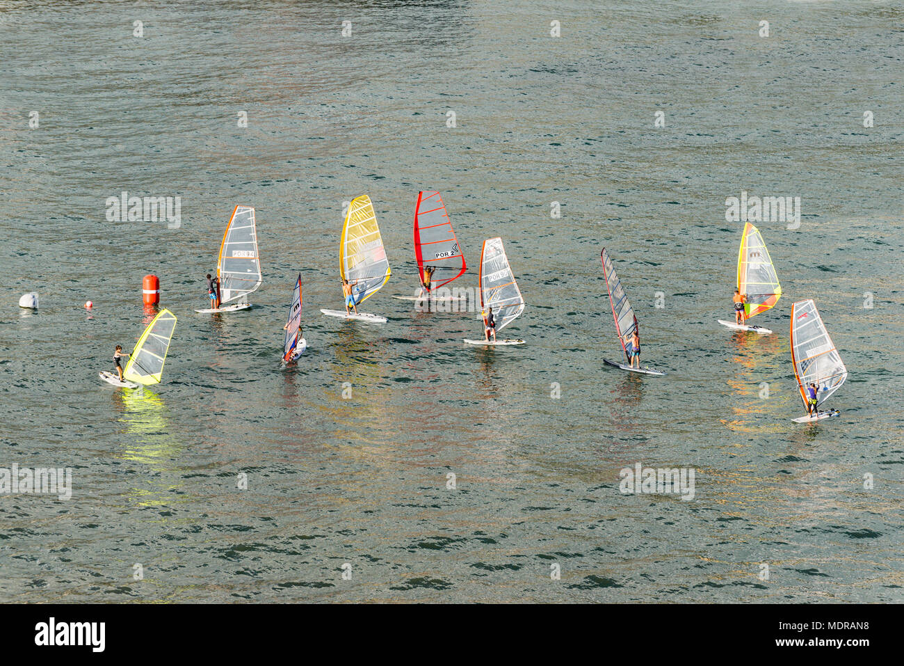Funchal, Portogallo - 10 dicembre 2016: Windsurfers imparare a guidare una vela in una baia di Funchal, l'isola di Madeira, Portogallo. Foto Stock