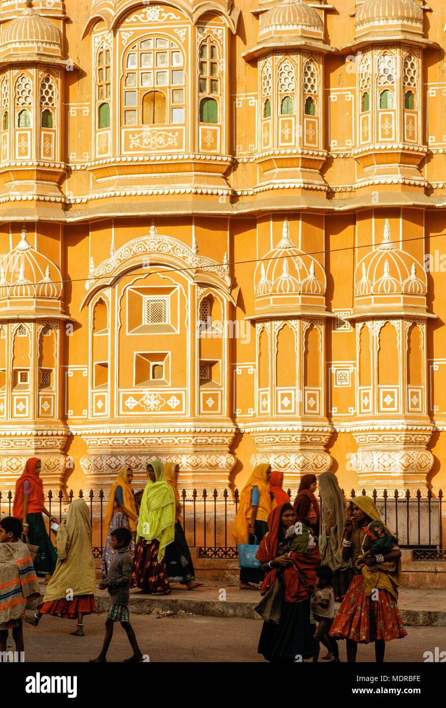 Jaipur, India; donne in strada di fronte all'Hawa Mahal, Palazzo dei venti. Foto Stock