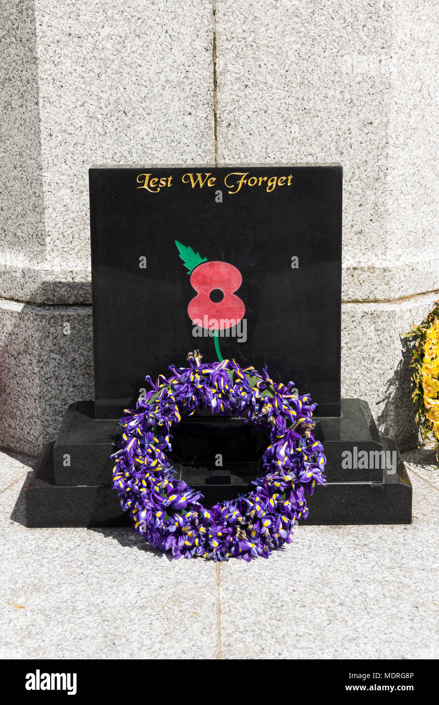 8 maggio 2017, Bury, Greater Manchester, UK. Due settimane dopo l'Anzac Day (25 aprile), un diaframma ad iride ghirlanda di fiori si trova ai piedi di Bury Memoriale di guerra. Foto Stock