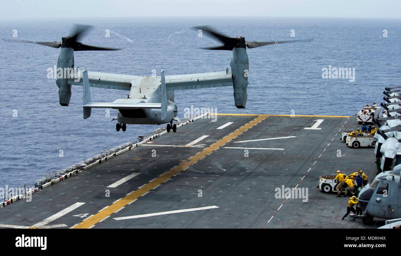 180416-N-VK310-0060 Mare delle Filippine (16 aprile 2018) Una MV-22B Osprey aeromobile a rotore inclinabile, assegnato al trentunesimo Marine Expeditionary Unit (31 MEU), decolla dal ponte di volo dell'assalto anfibio nave USS Wasp (LHD 1) durante un aiuto raid come parte di un esercizio di certificazione (CERTEX). Il trentunesimo Marine Expeditionary Unit (31 MEU) e squadrone anfibio 11 stanno conducendo una CERTEX come la valutazione finale in una serie di esercizi di addestramento che garantiscono la prontezza di risposta alle crisi in tutto l'Indo-Pacifico regione.(STATI UNITI Foto di Marina di Massa lo specialista di comunicazione di terza classe Michael Molin Foto Stock