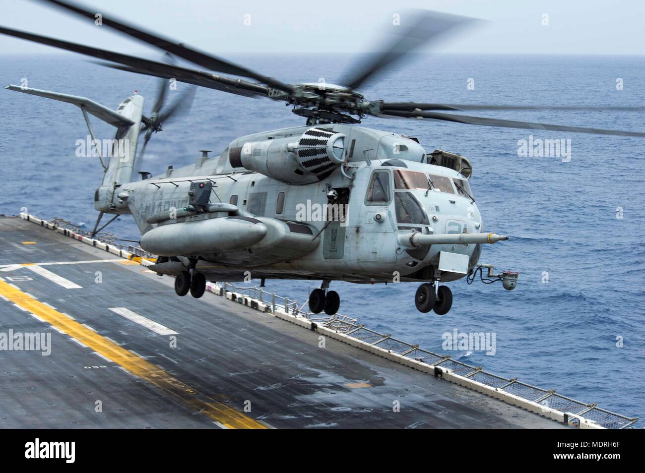 180416-N-VK310-0042 Mare delle Filippine (16 aprile 2018) UN CH-53E Super Stallion elicottero, assegnato al trentunesimo Marine Expeditionary Unit (31 MEU), decolla dal ponte di volo dell'assalto anfibio nave USS Wasp (LHD 1) durante un aiuto raid come parte di un esercizio di certificazione (CERTEX). Il trentunesimo Marine Expeditionary Unit (31 MEU) e squadrone anfibio 11 stanno conducendo una CERTEX come la valutazione finale in una serie di esercizi di addestramento che garantiscono la prontezza di risposta alle crisi in tutto l'Indo-Pacifico regione.(STATI UNITI Foto di Marina di Massa lo specialista di comunicazione di terza classe Michael Molina/ Foto Stock