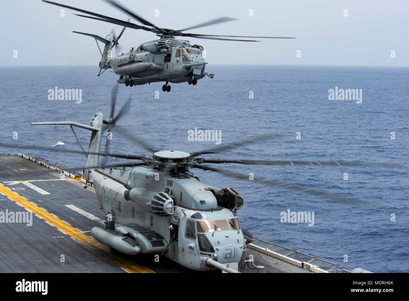 180416-N-VK310-0032 Mare delle Filippine (16 aprile 2018) UN CH-53E Super Stallion elicottero, assegnato al trentunesimo Marine Expeditionary Unit (31 MEU), decolla dal ponte di volo dell'assalto anfibio nave USS Wasp (LHD 1) durante un aiuto raid come parte di un esercizio di certificazione (CERTEX). Il trentunesimo Marine Expeditionary Unit (31 MEU) e squadrone anfibio 11 stanno conducendo una CERTEX come la valutazione finale in una serie di esercizi di addestramento che garantiscono la prontezza di risposta alle crisi in tutto l'Indo-Pacifico regione.(STATI UNITI Foto di Marina di Massa lo specialista di comunicazione di terza classe Michael Molina/ Foto Stock