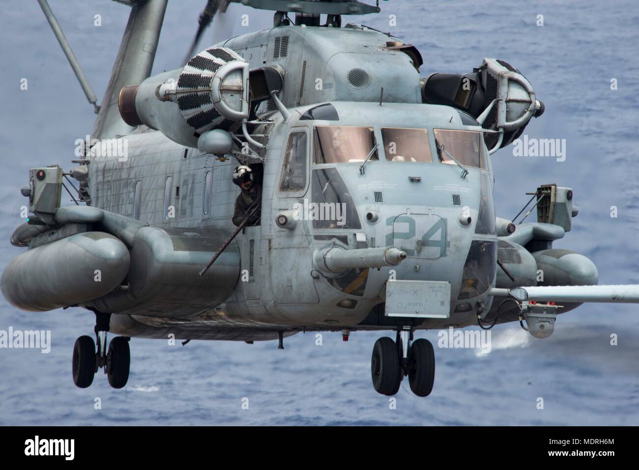 180416-N-VK310-0029 Mare delle Filippine (16 aprile 2018) UN CH-53E Super Stallion elicottero, assegnato al trentunesimo Marine Expeditionary Unit (31 MEU), decolla dal ponte di volo dell'assalto anfibio nave USS Wasp (LHD 1) durante un aiuto raid come parte di un esercizio di certificazione (CERTEX). Il trentunesimo Marine Expeditionary Unit (31 MEU) e squadrone anfibio 11 stanno conducendo una CERTEX come la valutazione finale in una serie di esercizi di addestramento che garantiscono la prontezza di risposta alle crisi in tutto l'Indo-Pacifico regione.(STATI UNITI Foto di Marina di Massa lo specialista di comunicazione di terza classe Michael Molina/ Foto Stock
