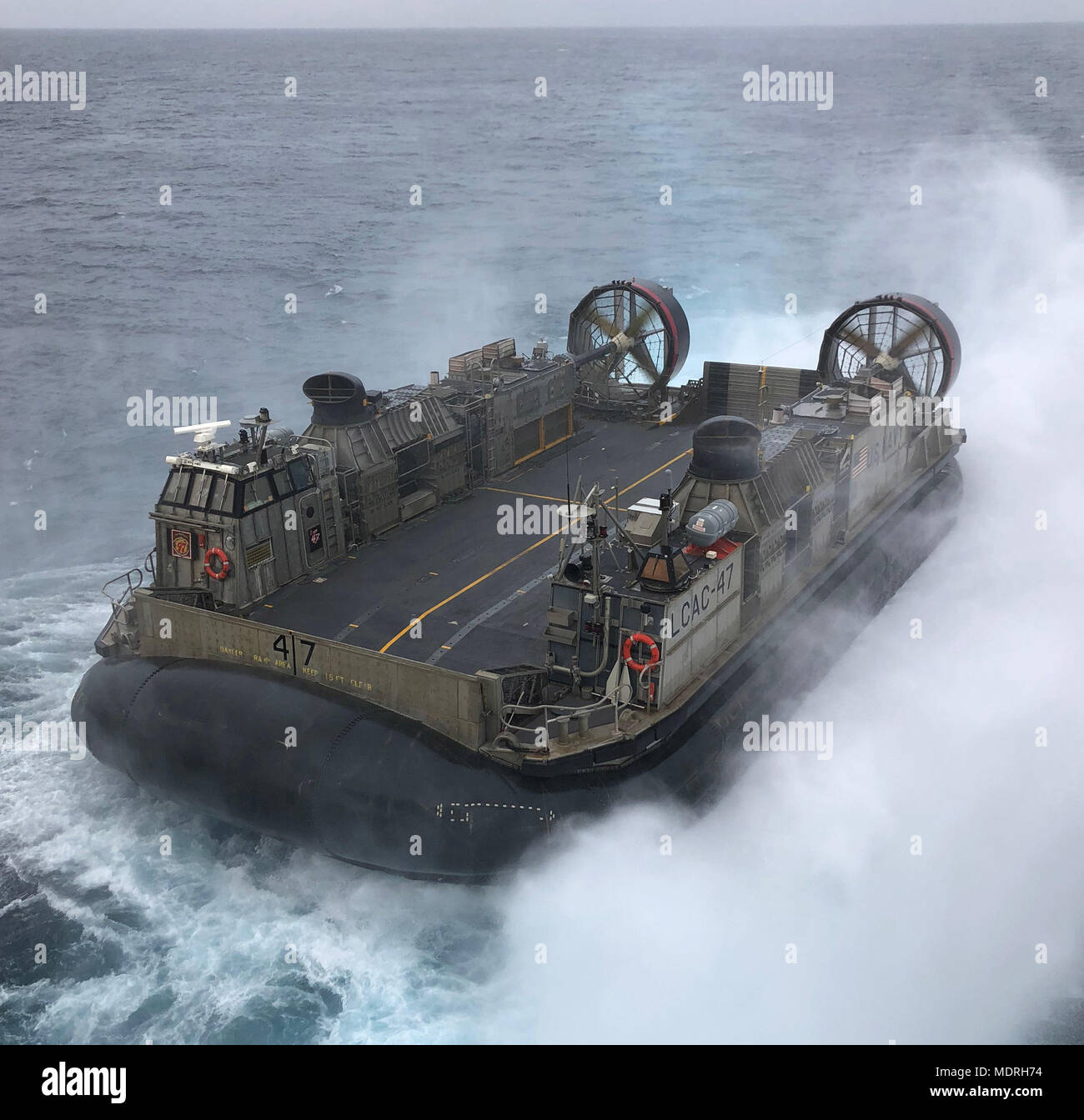 180416-N-NM806-0001 Mare delle Filippine (16 aprile 2018) Una Landing Craft Air Cushion (LCAC) veicolo assegnato alla spiaggia Marina unità (NBU) 7 lancia dal ben coperta dell'assalto anfibio nave USS Wasp (LHD 1) come parte di un esercizio di certificazione (CERTEX). Il trentunesimo Marine Expeditionary Unit (31 MEU) e squadrone anfibio 11 stanno conducendo una CERTEX come la valutazione finale in una serie di esercizi di addestramento che garantiscono la prontezza di risposta alle crisi in tutto l'Indo-Pacifico regione.(STATI UNITI Foto di Marina di Massa lo specialista di comunicazione di terza classe Taylor re/rilasciato) Foto Stock
