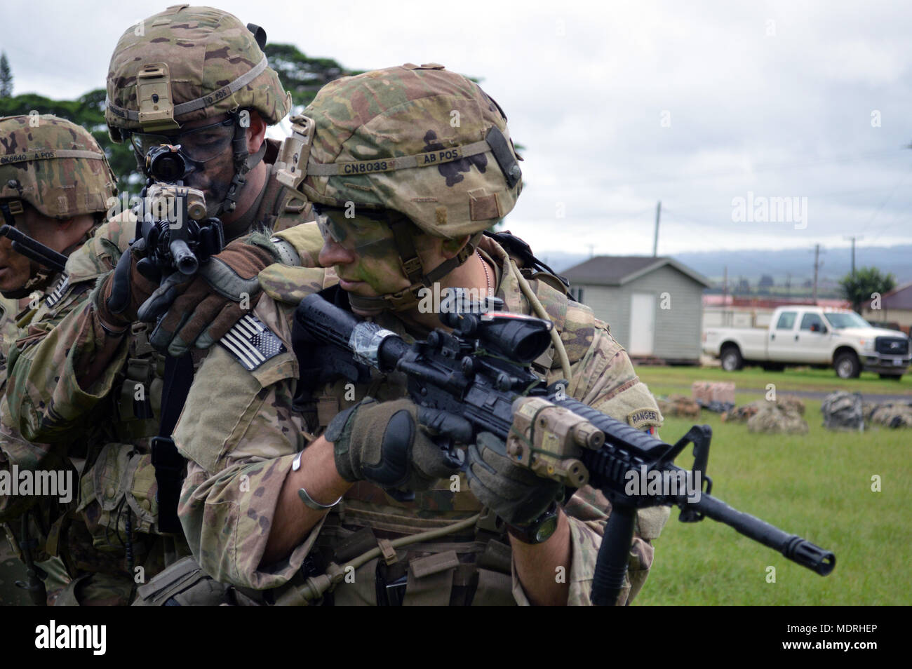 Campo funzionari di grado assegnato al 3° Brigata Team di combattimento, "Broncos," xxv divisione di fanteria, simulato entrando in una stanza utilizzando una "casa di vetro" come parte di un esercizio Mungadai a Schofield caserma, Hawaii, il 17 aprile 2018. Il Mungadai è utilizzato come una bronco leader vigili del programma di sviluppo è di creare disciplinato, addestrato e pronto professionisti, preparato con operativi e le nozioni di base, di prendere iniziativa disciplinato mentre attuazione e esecuzione del loro comandante intenti. (U.S. Foto dell'esercito da Staff Sgt. Armando R. Limon, 3° Brigata Team di combattimento, XXV divisione di fanteria) Foto Stock
