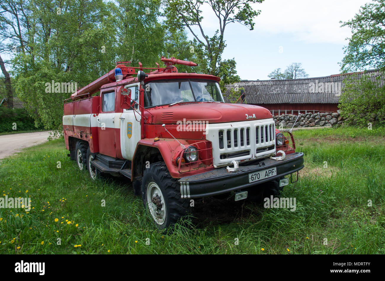 Un vecchio era sovietica fire carrello motore ZIL sul lato strada come un monumento storico sull isola estone di Prangli. Foto Stock