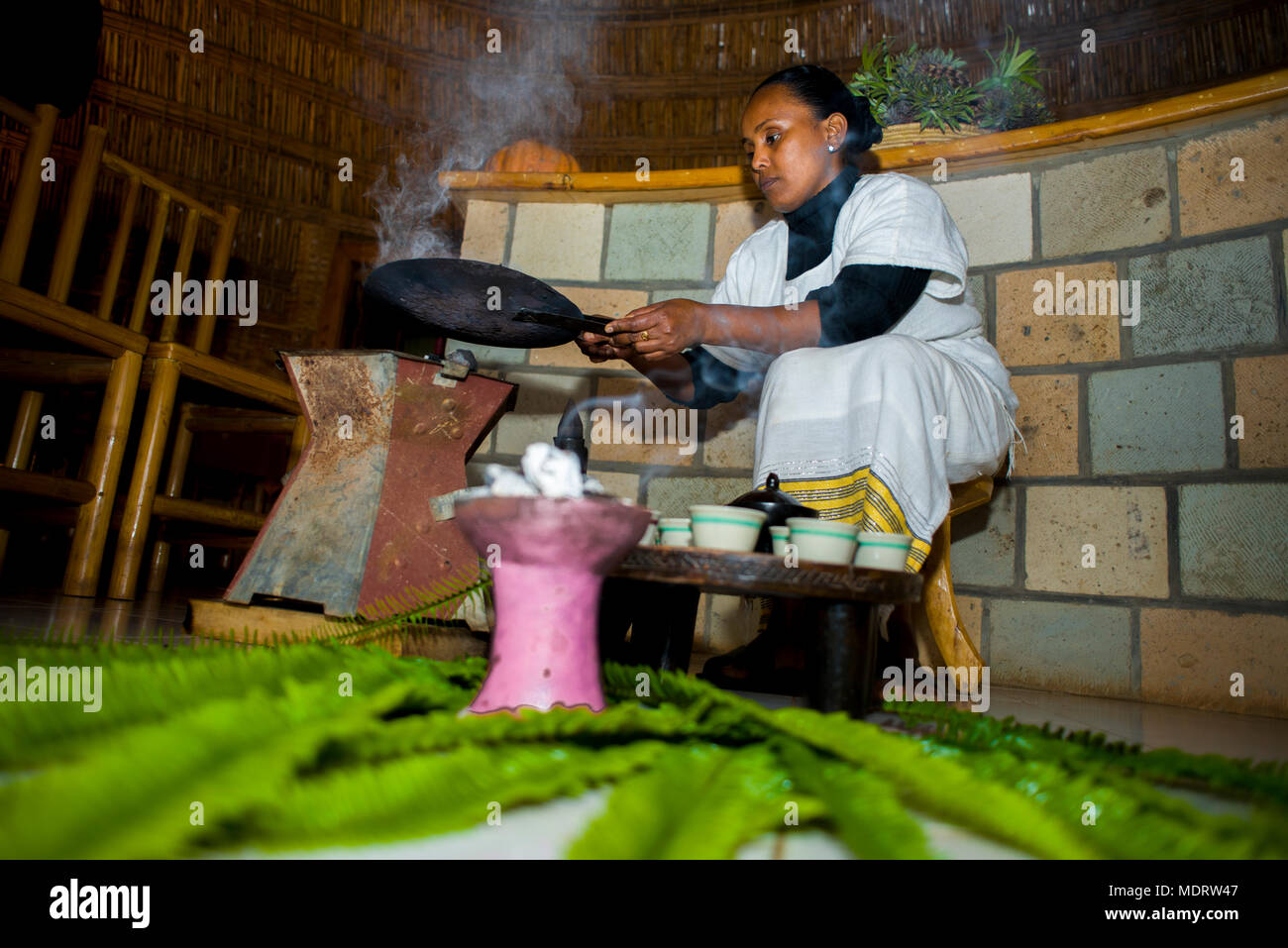 Etiopia, Oromia, tradizionale la tostatura del caffè e servire Foto Stock
