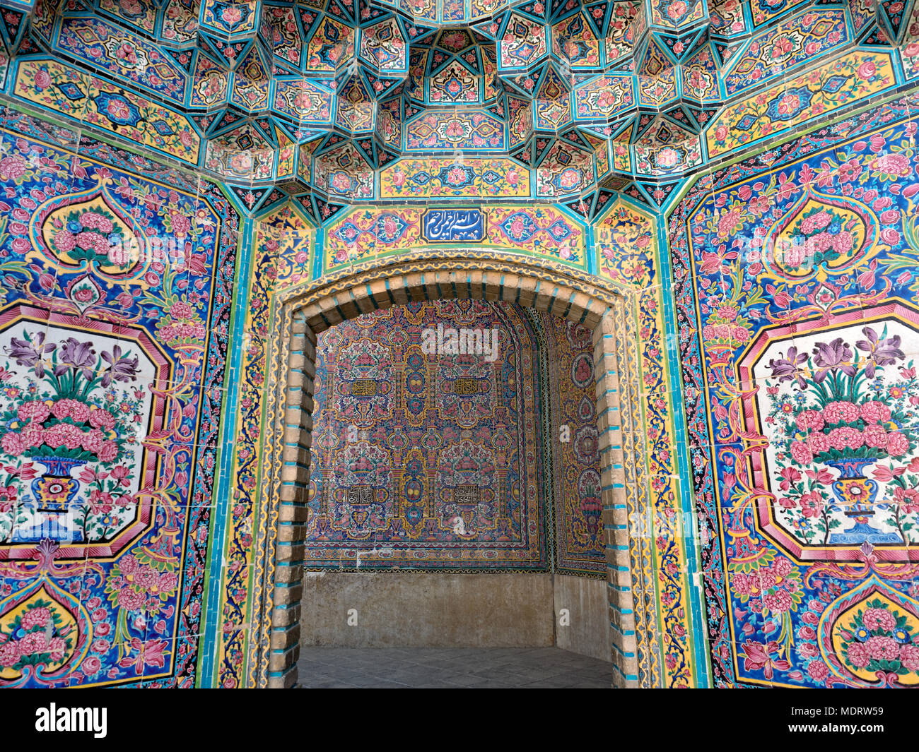 Colorate pareti piastrellate di rosa moschea, Shiraz, Iran Foto Stock