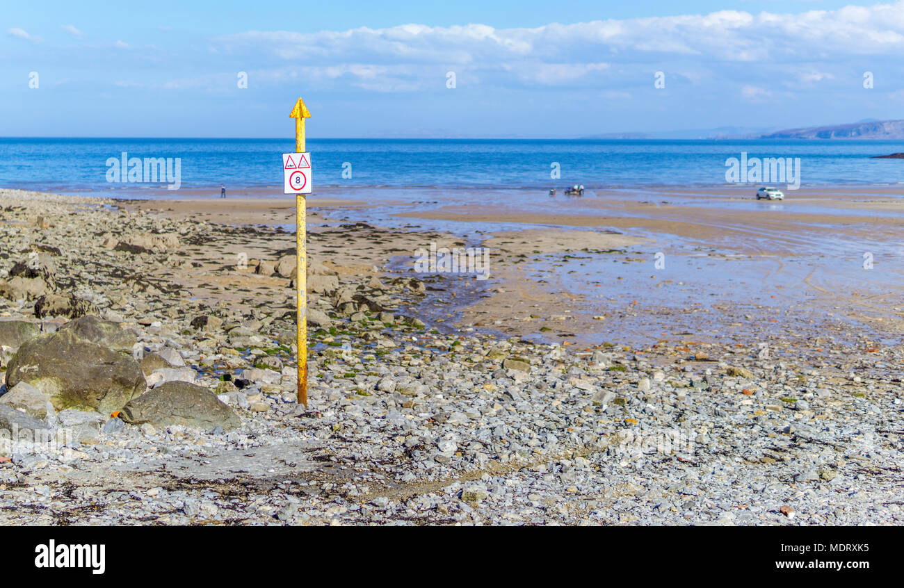 Nel tardo pomeriggio di scena a fronte mare, Traeth Bychan su Anglesey nel Galles del Nord. Foto Stock