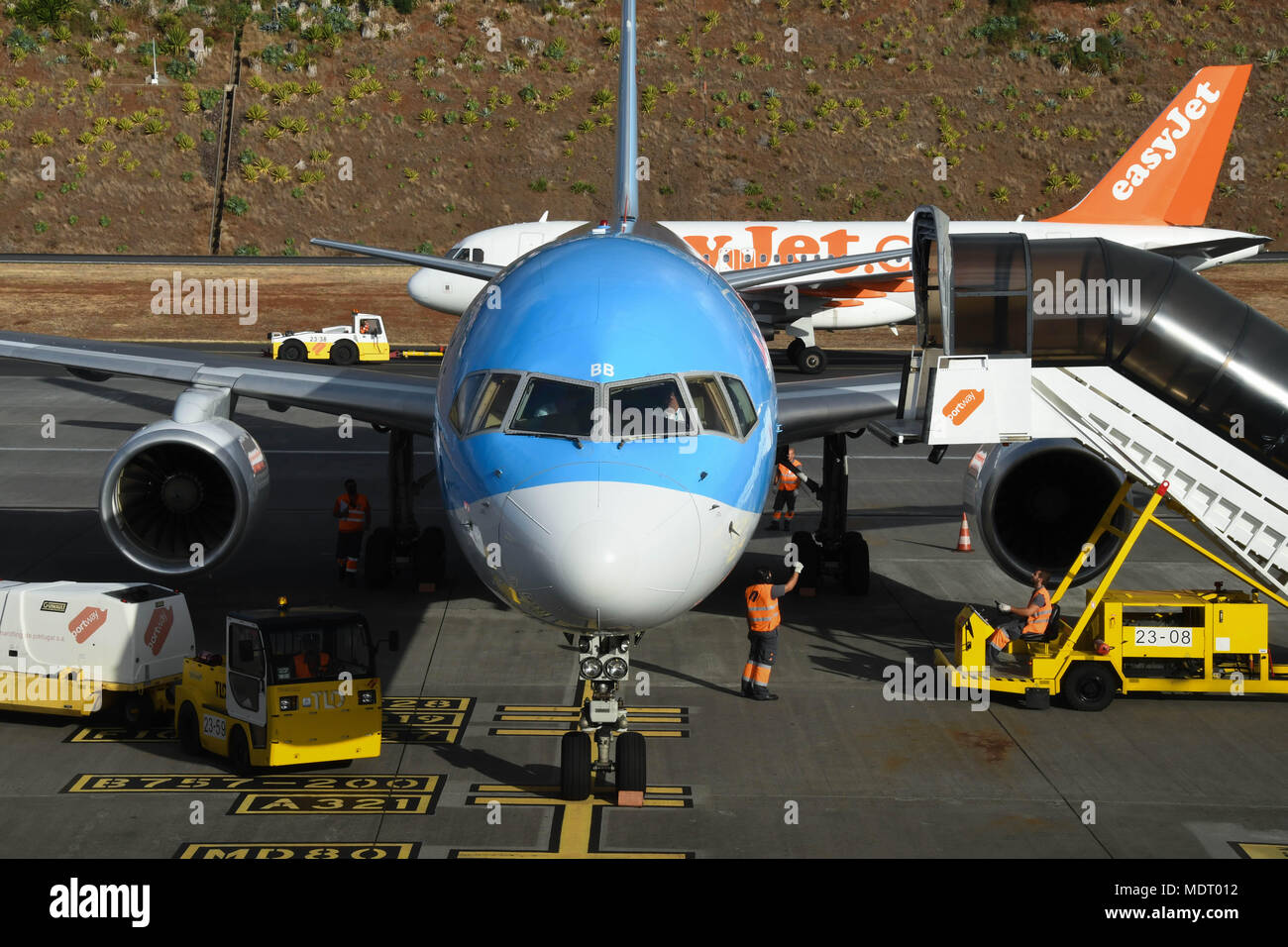 Scale passeggeri essendo attaccato ad un TUI aeromobile Boeing 757 sul suo arrivo a Madera Foto Stock