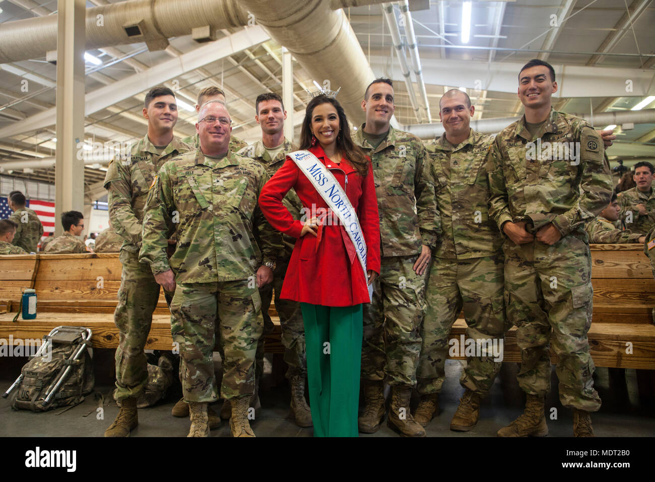 Brig. Gen. Richard Sele vice comandante generale U.S. Esercito degli affari civili e le operazioni psicologiche il comando (Airborne) (USACAPOC(A) lungo con 2017 Miss North Carolina Victoria Huggins pone con U.S. Paracadutisti dell'esercito al ventesimo annuale di Randy Oler Memorial il funzionamento del giocattolo Drop, ospitato da USACAPOC(A), Dicembre 01, 2017 a Papa Air Field, North Carolina. Il funzionamento del giocattolo Drop è la più grande del mondo di combinata airborne operazione con otto partner paracadutisti nazione partecipante e soldati consente la possibilità di allenarsi sul loro militari professionali di specialità, mantenere la loro disponibilità aerea, e Foto Stock