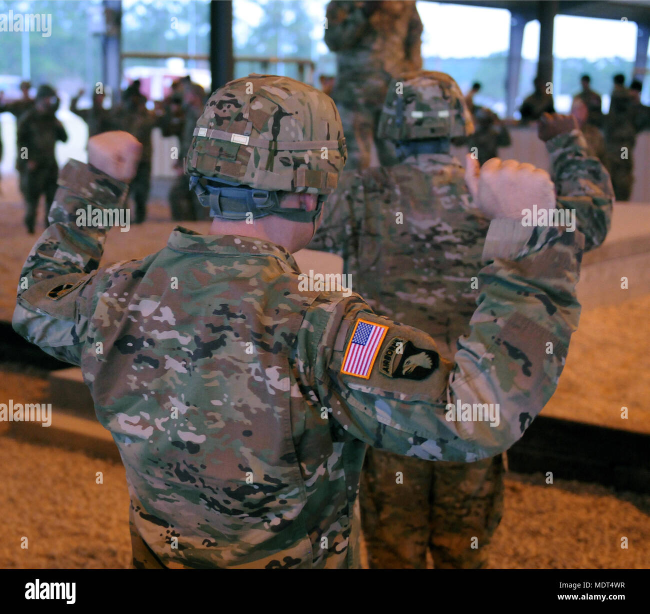 Un U.S. Paracadutista esercito pratiche di procedure di volo sul terreno durante il ventesimo annuale di Randy Oler Memorial operazione caduta giocattolo Dicembre 2, 2017 Fort Bragg, N.C. Il funzionamento del giocattolo Drop è la più grande del mondo di combinata airborne operazione con otto partner paracadutisti nazione partecipante e soldati consente la possibilità di allenarsi sul loro militari professionali di specialità, mantenere la loro disponibilità aerea e restituire alla comunità locale. (U.S. Esercito foto di Sgt. Nicole Paese) Foto Stock