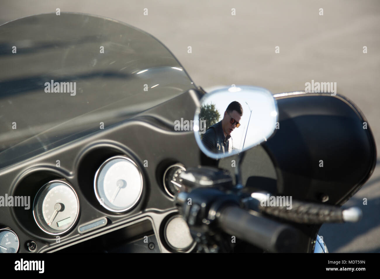 Stati Uniti Marine Corps Cpl. Steven Kirk con Marine Tactical Air Command Squadron 28 (MTACS-28) si prepara per una moto per giochi per i più piccoli il Marine Corps Air Station Cherry Point, N.C., il 1 dicembre, 2017. MTACS-28's motocicletta Programma di Mentoring rode a Grantsboro, N.C. per ottenere giocattoli per i giochi per i più piccoli programma. (U.S. Marine Corps photo by Lance Cpl. Ethan Pumphret) Foto Stock