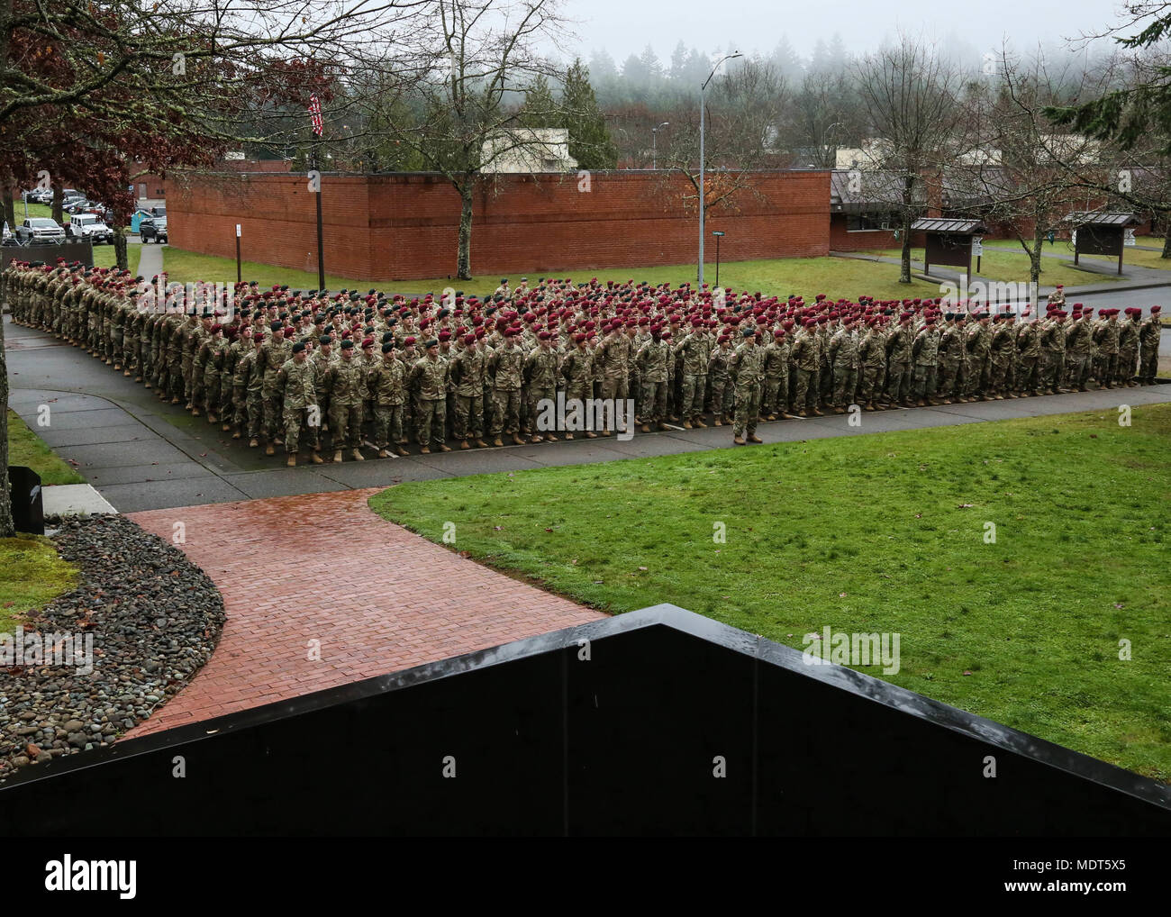 Paracadutisti dal 1° le forze speciali Gruppo (Airborne) partecipare alla cerimonia di apertura per Menton settimana a base comune Lewis McChord, Wa., 4 dicembre 2017. Menton settimana celebra le forze speciali patrimonio, come il suo predecessore è stato il primo servizio speciale forza, che ha sciolto in Menton, Francia alla fine della II Guerra Mondiale su dicembre 5, 1944. L'unità, comunemente denominato "Devils Brigade," è accreditato con un record distinto delle operazioni non convenzionali dietro le linee nemiche. Stati Uniti Esercito foto di Sgt. Brandon Welsh Foto Stock