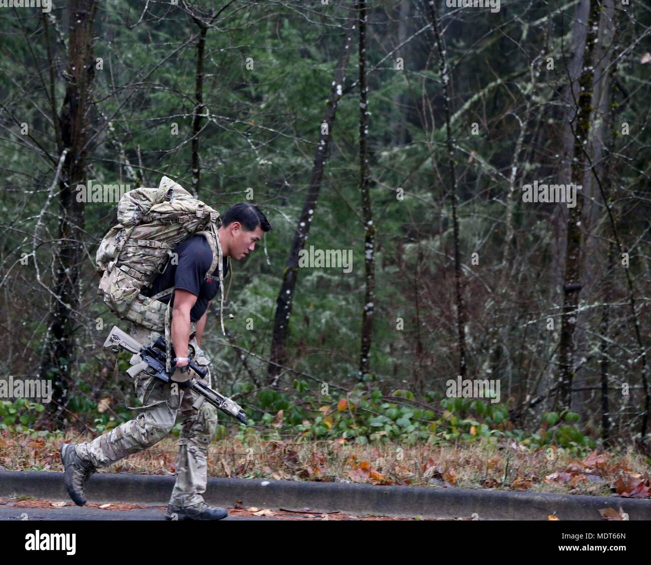Un membro della 1a delle forze speciali Gruppo (Airborne) partecipa a un evento di endurance su base comune Mchord Lewis, Wa., 4 dicembre 2017. Menton settimana celebra il primo forze speciali del patrimonio del gruppo, come il suo predecessore è stato il primo servizio speciale forza, che ha sciolto in Menton, Francia alla fine della II Guerra Mondiale su dicembre 5, 1944. L'unità, comunemente denominato "Vigili del Mali,' è accreditato con un record distinto delle operazioni non convenzionali dietro le linee nemiche. (U.S. Esercito foto di Spc. Garret Smith) Foto Stock
