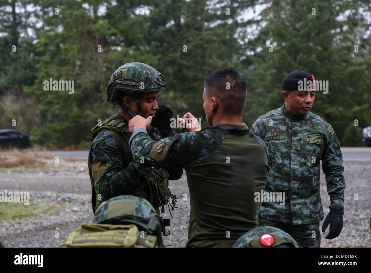 Membri del Philippine National Police preparare per competere in una ripresa temporizzata concorrenza durante la settimana di Mentone a base comune Lewis-Mccorda, Wa., 4 dicembre 2017. Menton settimana celebra il primo forze speciali del patrimonio del gruppo, come il suo predecessore è stato il primo servizio speciale forza, che ha sciolto in Menton, Francia alla fine della II Guerra Mondiale su dicembre 5, 1944. L'unità, comunemente denominato "Vigili del Mali,' è accreditato con un record distinto delle operazioni non convenzionali dietro le linee nemiche. (U.S. Esercito foto di Sgt. Joseph Parrish) Foto Stock