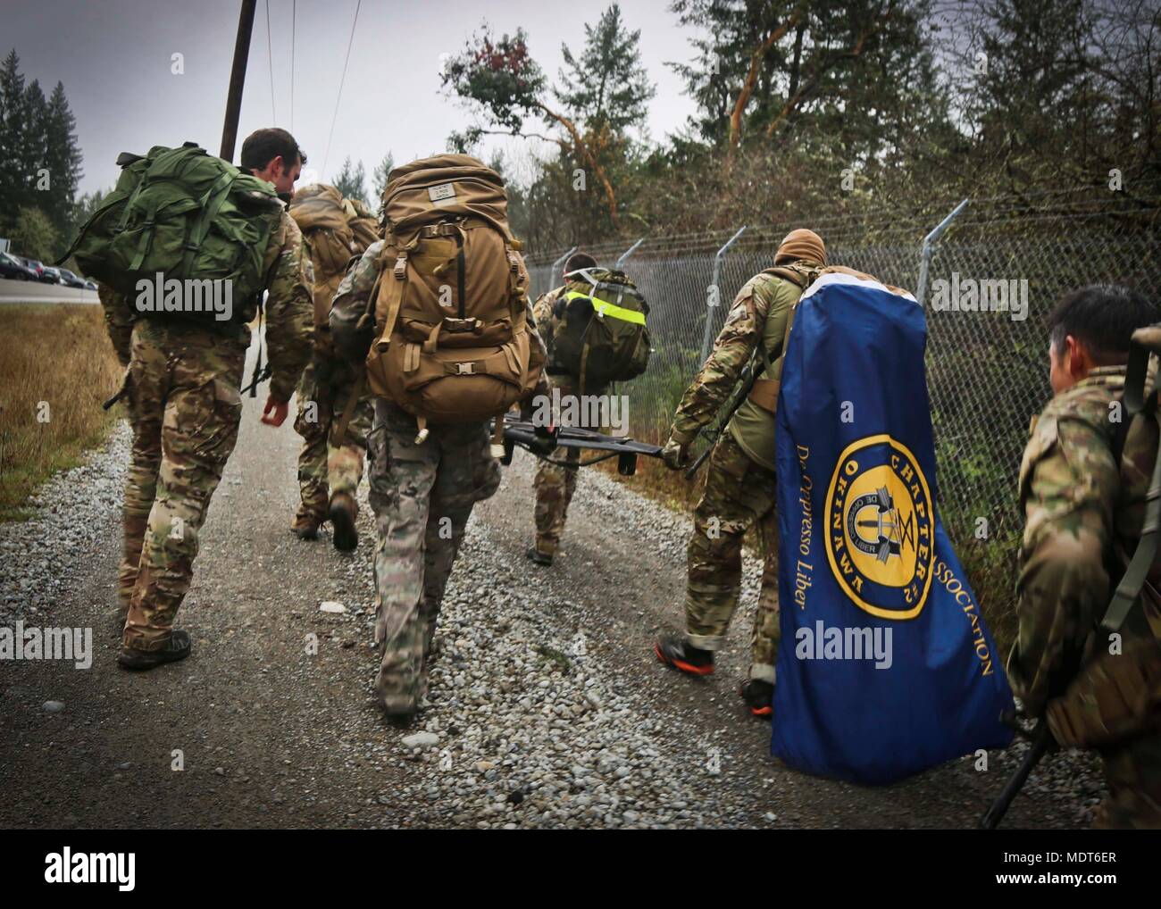 I membri del primo Special Forces Group (Airborne) partecipano in un ruck temporizzato marzo sfida durante la settimana di Mentone a base comune Lewis-Mccorda, WA il 4 dicembre 2017. Menton settimana celebra il primo delle forze speciali patrimonio, come il suo predecessore è stato il primo servizio speciale forza, che ha sciolto in Menton, Francia alla fine della II Guerra Mondiale su dicembre 5, 1944. L'unità, comunemente denominato "Vigili del Mali,' è accreditato con un record distinto delle operazioni non convenzionali dietro le linee nemiche. (US Army Foto di SGT Codie Mendenhall). Foto Stock