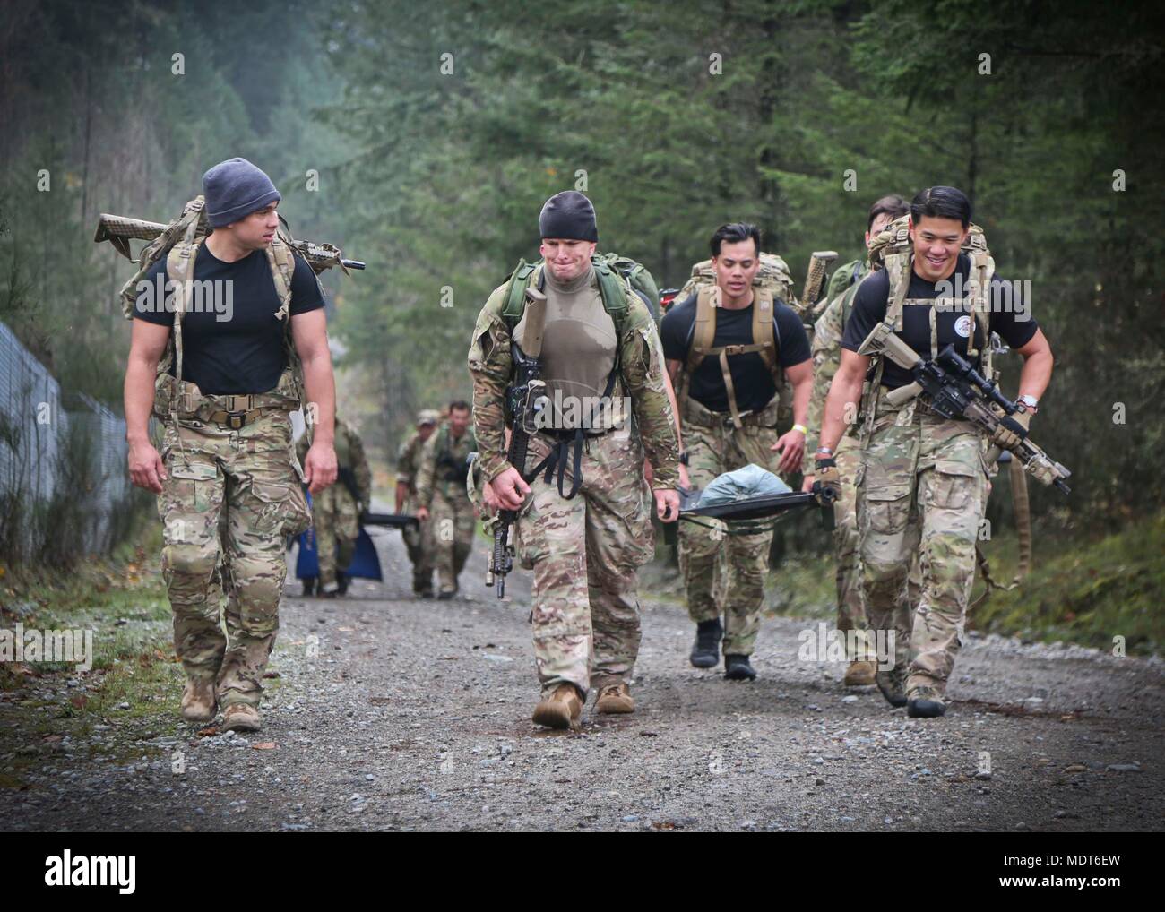 I membri del primo Special Forces Group (Airborne) partecipano in un ruck temporizzato marzo sfida durante la settimana di Mentone a base comune Lewis-Mccorda, WA Dicembre 4, 2017. Menton settimana celebra il primo SFG (A) patrimonio, come il suo predecessore è stato il primo delle forze speciali della forza di servizio, che ha sciolto in Menton, Francia alla fine della II Guerra Mondiale su dicembre 5, 1944. L'unità, comunemente denominato "Vigili del Mali,' è accreditato con un record distinto delle operazioni non convenzionali dietro le linee nemiche. (US Army Foto di SGT Codie Mendenhall). Foto Stock