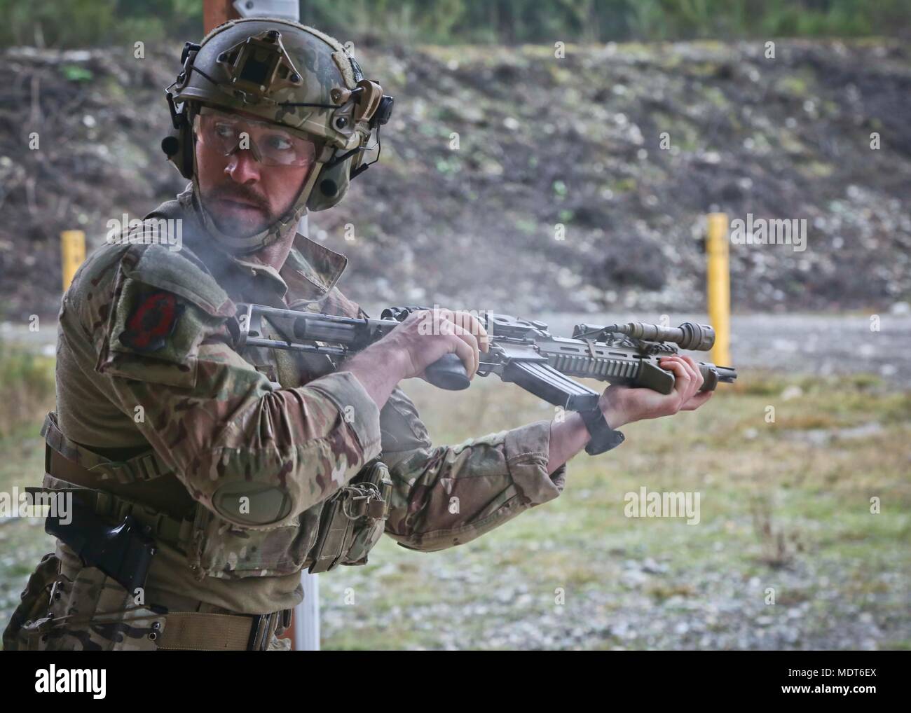 I membri del primo Special Forces Group (Airborne) partecipano a una ripresa temporizzata concorso sfida durante la settimana di Mentone a base comune Lewis-Mccorda, WA su dicembre 4, 2017. Menton settimana celebra il primo patrimonio speciale, come il suo predecessore è stato il primo servizio speciale forza, che ha sciolto in Menton, Francia alla fine della II Guerra Mondiale su dicembre 5, 1944. L'unità, comunemente denominato "Vigili del Mali,' è accreditato con un record distinto delle operazioni non convenzionali dietro le linee nemiche. (US Army Foto di SGT Codie Mendenhall). Foto Stock