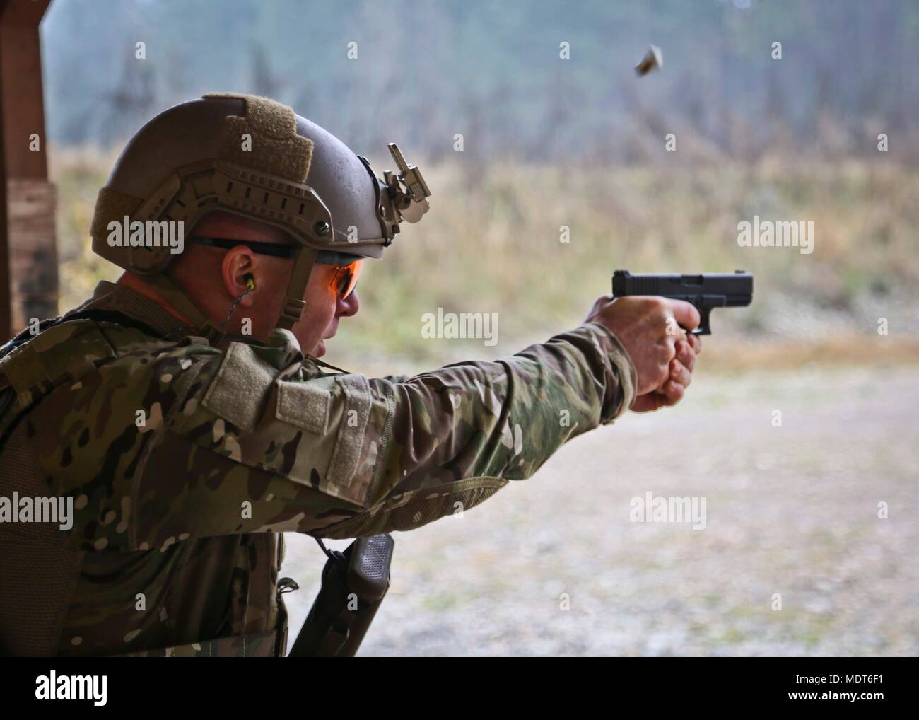 I membri del primo Special Forces Group (Airborne) partecipano a una ripresa temporizzata concorso sfida durante la settimana di Mentone a base comune Lewis-Mccorda, WA su dicembre 4, 2017. Menton settimana celebra il primo patrimonio speciale, come il suo predecessore è stato il primo servizio speciale forza, che ha sciolto in Menton, Francia alla fine della II Guerra Mondiale su dicembre 5, 1944. L'unità, comunemente denominato "Vigili del Mali,' è accreditato con un record distinto delle operazioni non convenzionali dietro le linee nemiche. (US Army Foto di SPC Joshua Belser). Foto Stock
