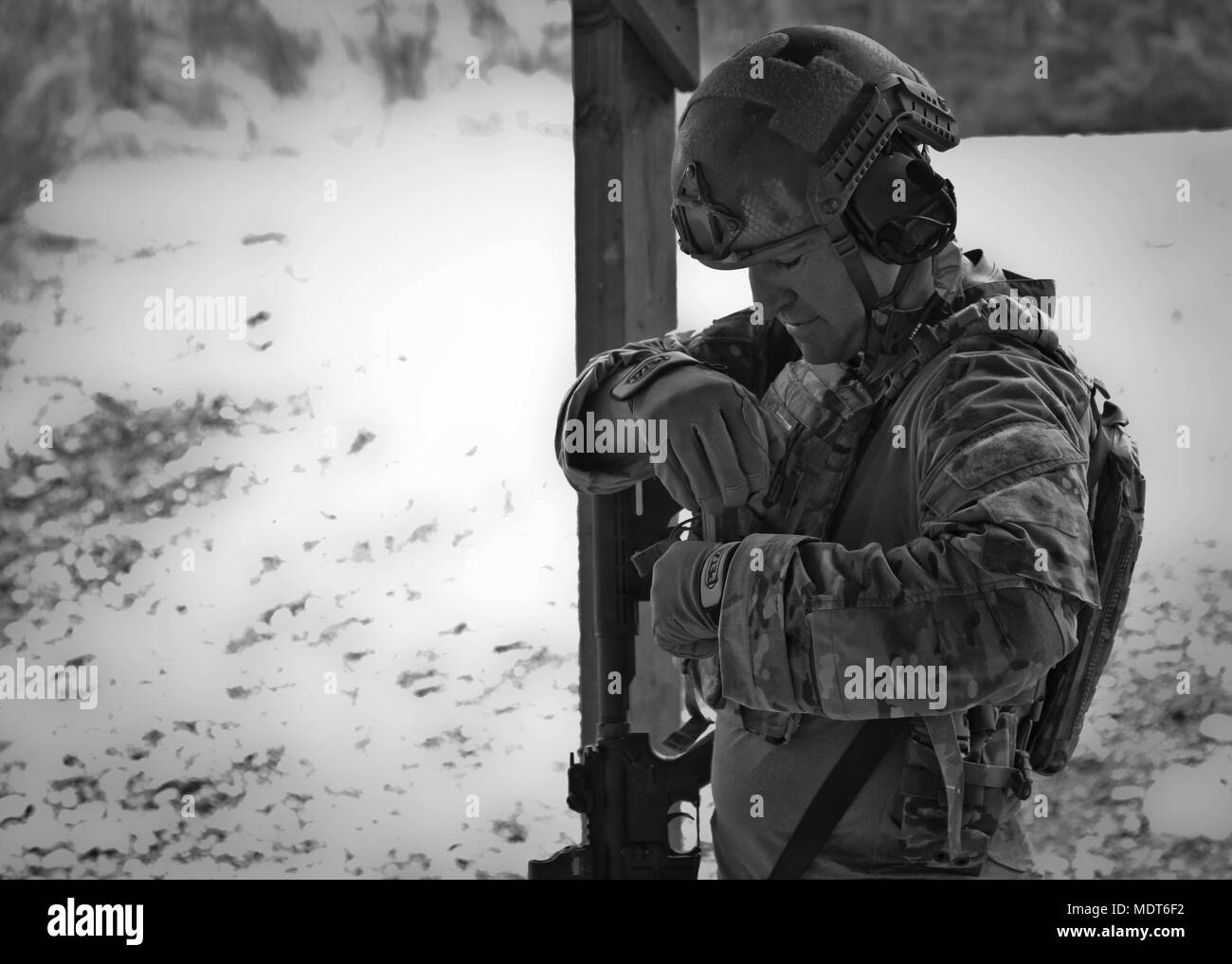 I membri del primo Special Forces Group (Airborne) partecipano a una ripresa temporizzata concorso sfida durante la settimana di Mentone a base comune Lewis-Mccorda, WA su dicembre 4, 2017. Menton settimana celebra il primo patrimonio speciale, come il suo predecessore è stato il primo servizio speciale forza, che ha sciolto in Menton, Francia alla fine della II Guerra Mondiale su dicembre 5, 1944. L'unità, comunemente denominato "Vigili del Mali,' è accreditato con un record distinto delle operazioni non convenzionali dietro le linee nemiche. (US Army Foto di SPC Joshua Belser). Foto Stock