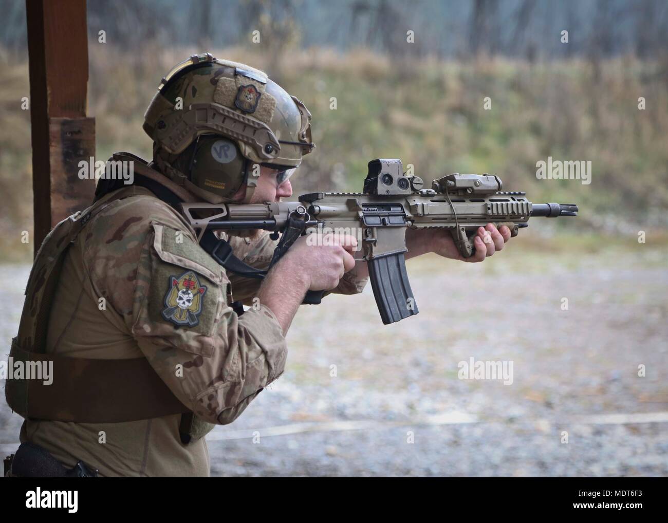 Membri della Canadian Special Operations Regiment (CSOR) partecipano a una ripresa temporizzata concorso sfida durante la settimana di Mentone a base comune Lewis-Mccorda, WA su dicembre 4, 2017. Menton settimana celebra il primo patrimonio speciale, come il suo predecessore è stato il primo servizio speciale forza, che ha sciolto in Menton, Francia alla fine della II Guerra Mondiale su dicembre 5, 1944. L'unità, comunemente denominato "Vigili del Mali,' è accreditato con un record distinto delle operazioni non convenzionali dietro le linee nemiche. (US Army Foto di SPC Joshua Belser). Foto Stock