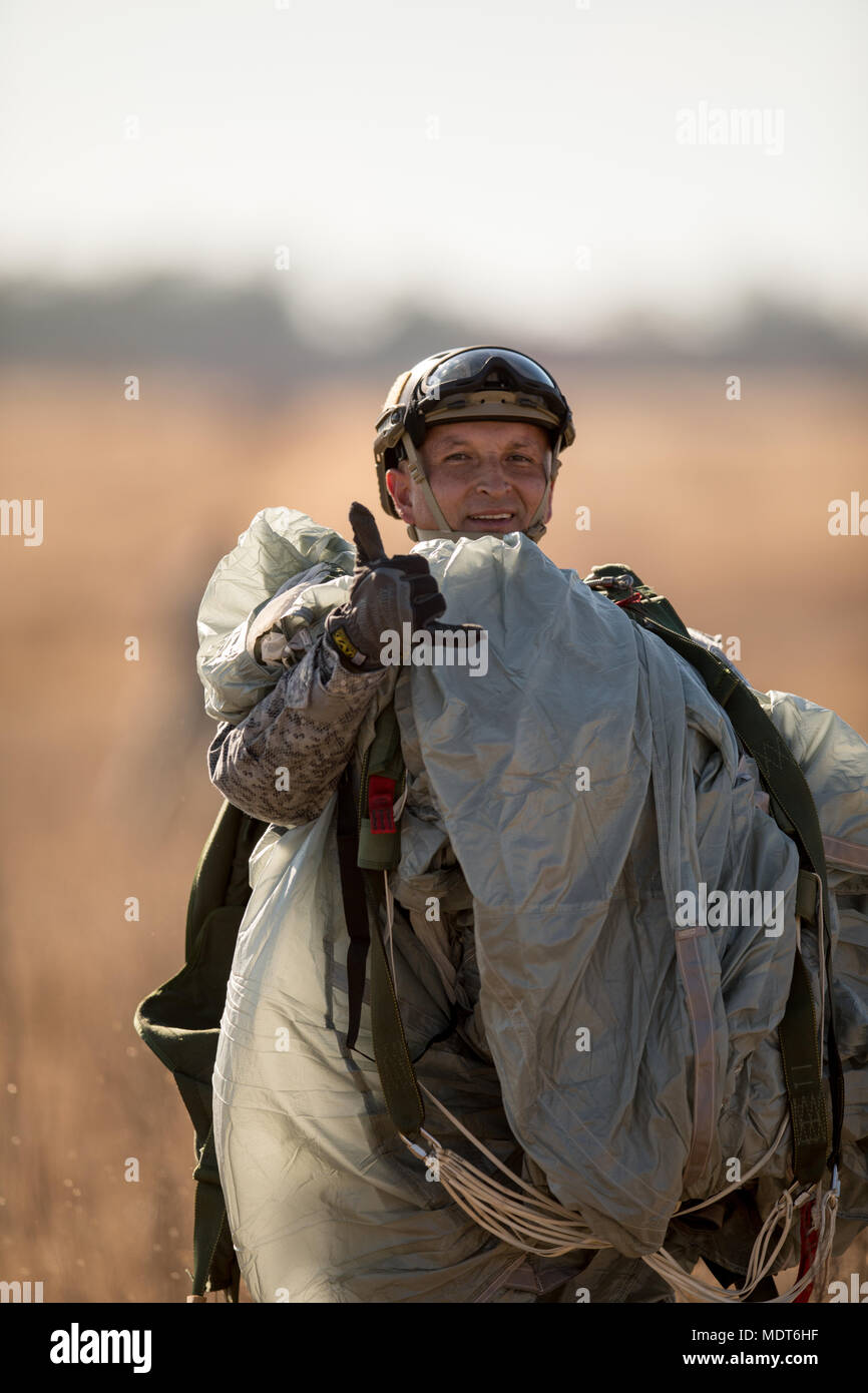 Una nazione partner paracadutista passeggiate off Luzon nella zona di caduta durante il ventesimo annuale di Randy Oler Memorial il funzionamento del giocattolo di scendere a MacKall Army Airfield, N.C., Dicembre 4, 2017. Quest'anno, otto paesi partecipano ed essi includono; la Colombia, Canada, Lettonia, Paesi Bassi, Svezia, Italia, Germania e Polonia. Il funzionamento del giocattolo Drop, ospitato dall'U.S. Esercito degli affari civili e le operazioni psicologiche il comando (Airborne) è il più grande combinati airborne operazione condotta in tutto il mondo. L'evento consente di soldati la possibilità di allenarsi sul loro militari professionali di specialità, mantenere la loro disponibilità aerea, Foto Stock