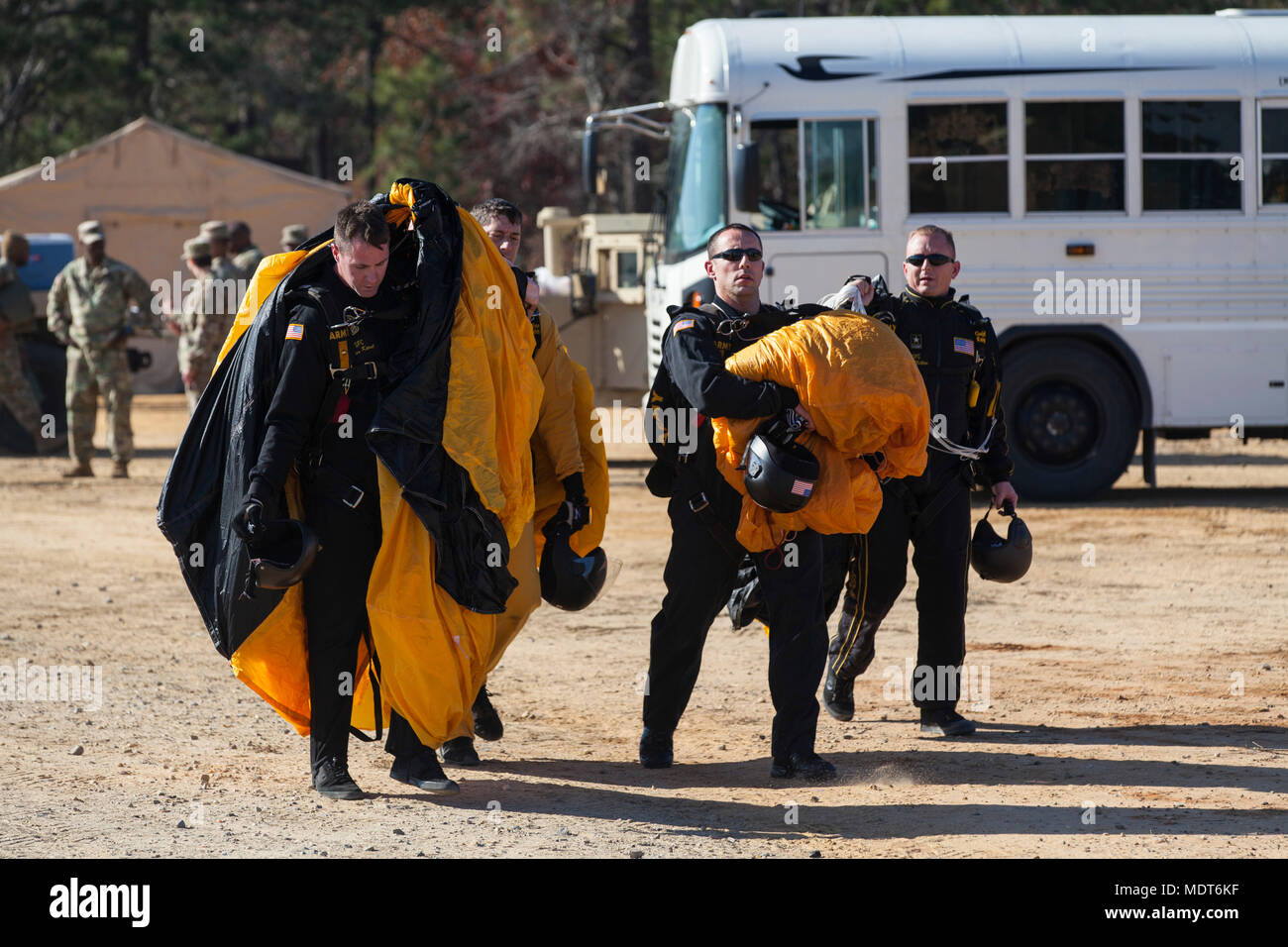 Stati Uniti Paracadutisti dell'esercito di Stati Uniti Army Parachute team (cavalieri d'Oro) passeggiate off Luzon nella zona di caduta durante il ventesimo annuale di Randy Oler Memorial il funzionamento del giocattolo goccia a Camp MacKall, N.C., Dicembre 4, 2017. Quest'anno, otto paesi partecipano ed essi includono; la Colombia, Canada, Lettonia, Paesi Bassi, Svezia, Italia, Germania e Polonia. Il funzionamento del giocattolo Drop, ospitato dall'U.S. Esercito degli affari civili e le operazioni psicologiche il comando (Airborne) è il più grande combinati airborne operazione condotta in tutto il mondo. L'evento consente di soldati la possibilità di allenarsi sul loro militari professionali di specialità, Foto Stock