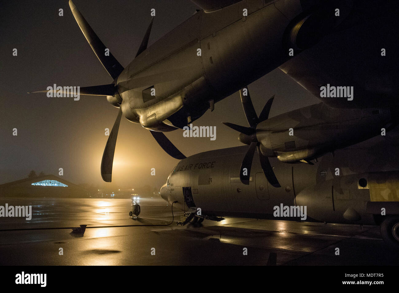 Una C-130J Super Hercules si trova sulla linea di volo, Dicembre 1, 2017, a Yokota Air Base, Giappone. La Yokota aeromobili è stato pilotato da un equipaggio da Dyess Air Force Base TX, che ha consegnato il carico alla Repubblica di Corea in preparazione per l'esercizio congiunto, vigili asso 18. (U.S. Air Force foto di Senior Airman Donald Hudson) Foto Stock