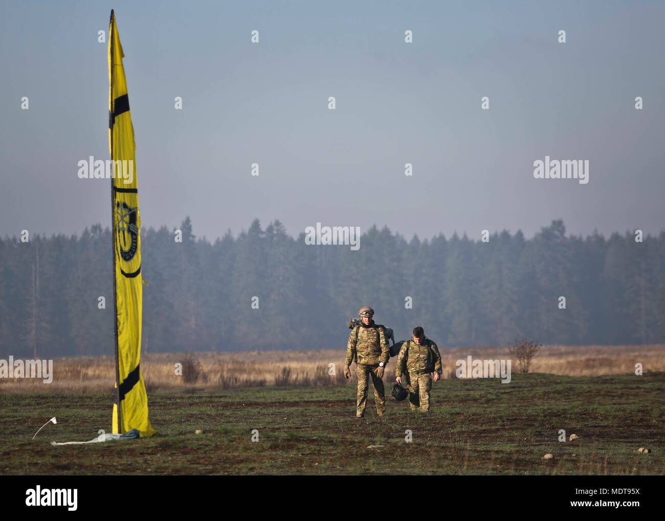 I membri del primo Special Forces Group (Airborne) conduce un militare di caduta libera il funzionamento durante la settimana di Mentone a base comune Lewis-Mccorda, Wa., Dicembre 6, 2017. Menton settimana costruisce esprit de corps tra forze di partnership, questo anno 1SFG (A) ospita il Philippine National Police speciale forza di azione e la Canadian Special Operations reggimento. Foto Stock