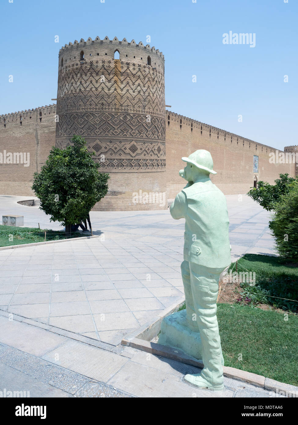 Statua di un fotografo a Karim Khan castello, una popolare attrazione turistica di Shiraz, Iran Foto Stock