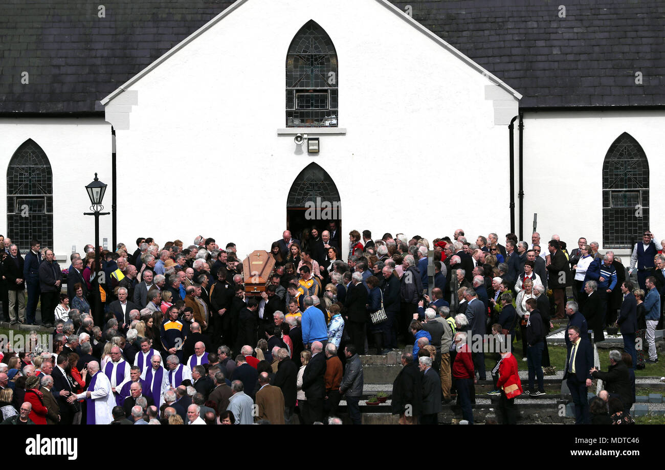 La bara del grande Tom McBride è preso da Saint Patrick in Oram, nella contea di Monaghan, durante il funerale per il funerale di musica country star. Foto Stock