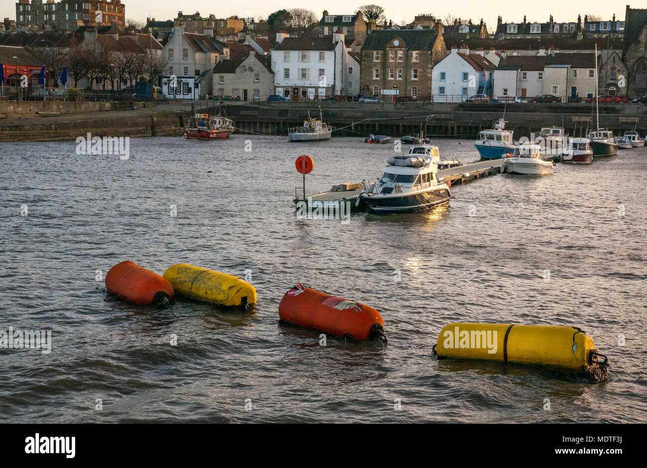 Newhaven Harbour, Edimburgo, Scozia, Regno Unito, 7 dicembre 2017. Una giornata di vento alla fine di tempesta Caroline crea un rigonfiamento del mare nel porto Foto Stock