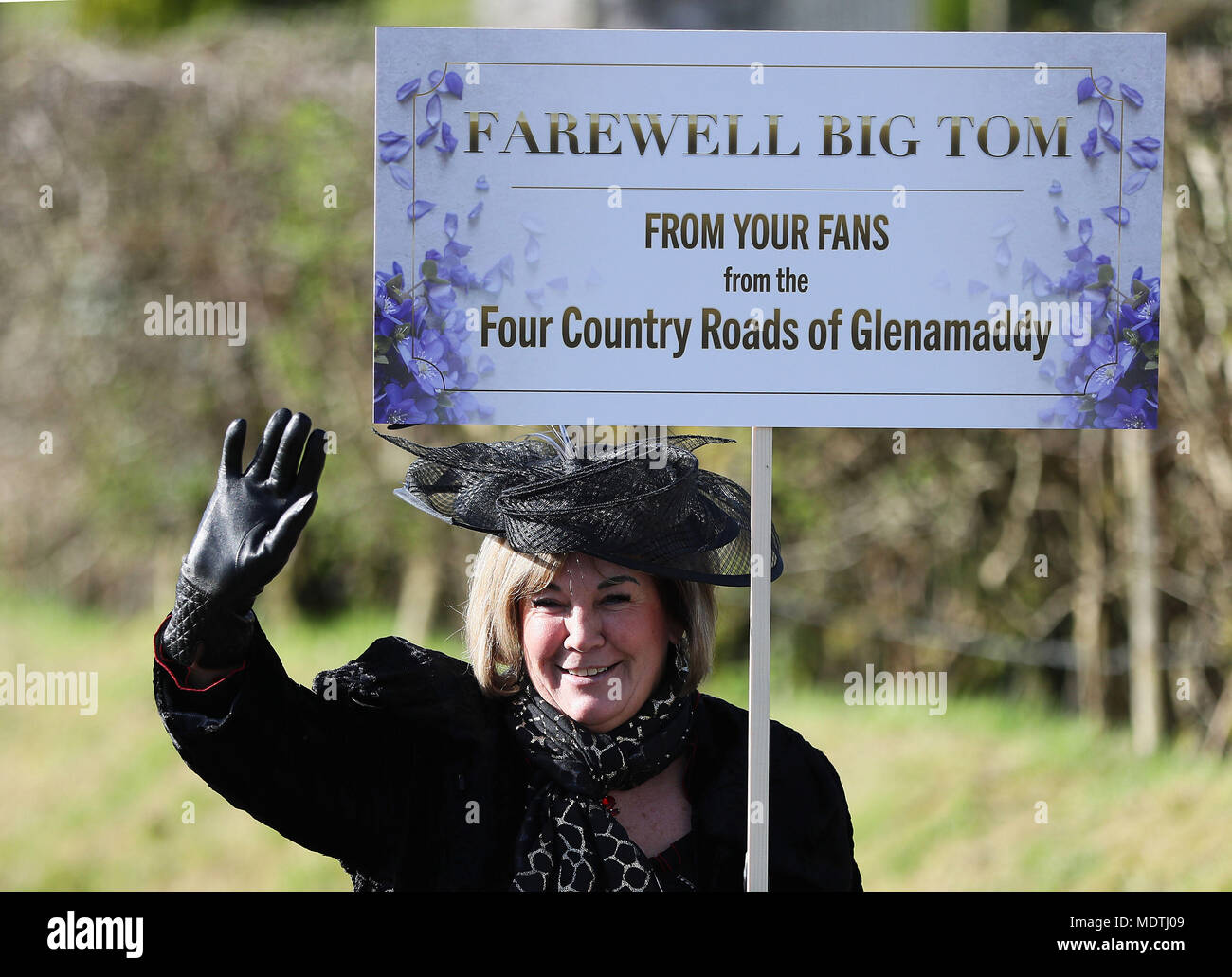 Country Music DJ Julie Healy, da Glenamaddy, Galway, fa il suo modo di San Patrizio chiesa in Oram, nella contea di Monaghan, per il funerale di musica country star Big Tom McBride. Picture Data: Venerdì 20 Aprile, 2018. Vedere PA storia funerale McBride. Foto di credito dovrebbe leggere: Brian Lawless/PA FILO Foto Stock