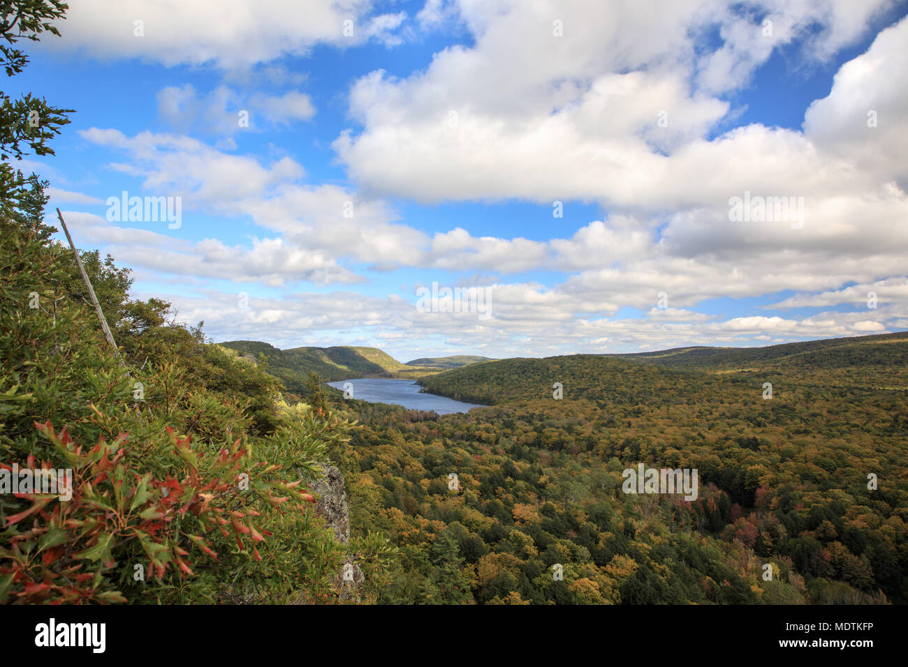 Un cielo blu con il bianco puffy nuvole impostare la scena come la grande carpa fiume wends la sua strada verso il lago delle Nuvole a Porcupine montagne, nell'U.P. Foto Stock