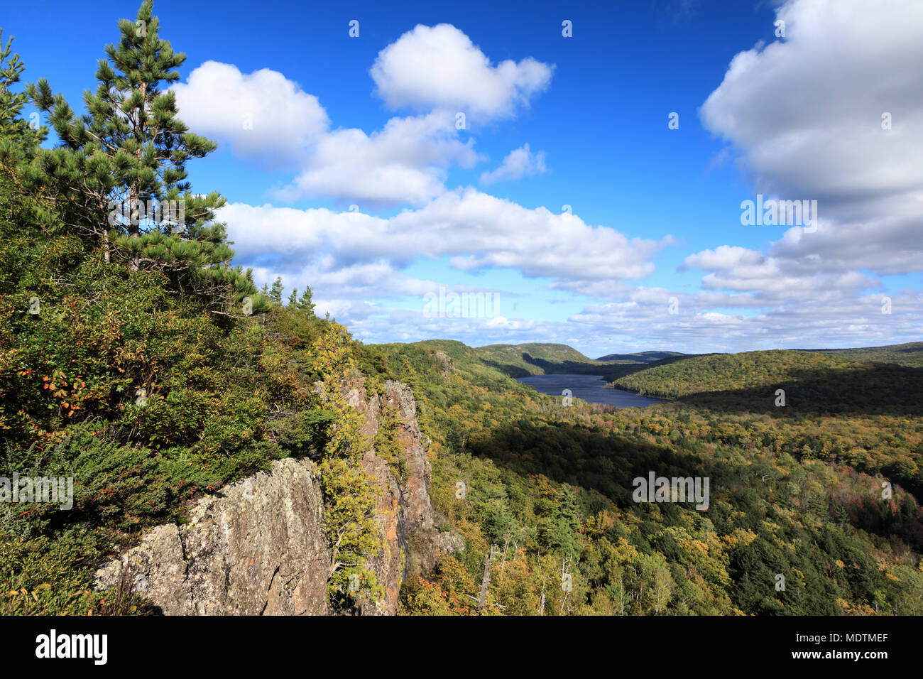 Un cielo blu con il bianco puffy nuvole impostare la scena come la grande carpa fiume wends la sua strada verso il lago delle Nuvole a Porcupine montagne, nell'U.P. Foto Stock