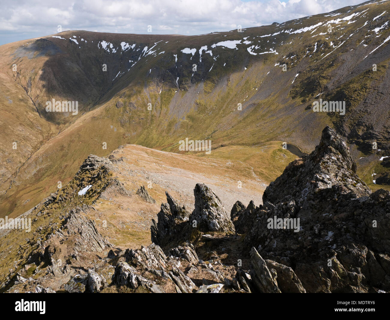 Foel Grach visto attraverso Cwm Caseg e Cwm Bychan da nord est crinale di Yr Elen, Carneddau mountains, Snowdonia Foto Stock