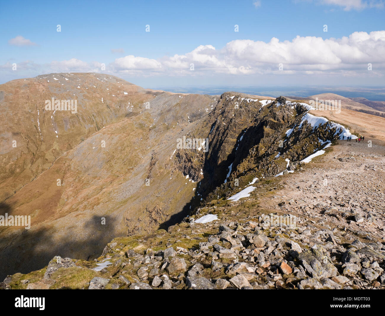 Carnedd Llewelyn e a destra Cefn Ysgolion Duon - la cresta delle scale nere. Visto da Carnedd Dafydd. Carneddau montagne, Snowdonia Foto Stock