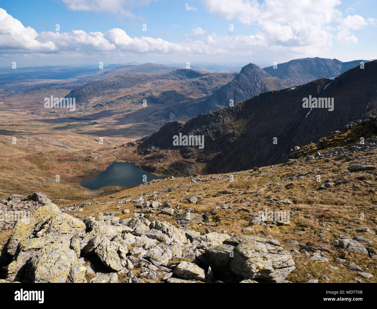 Vista su Ffynnon Lloer e la cresta est della penna yr Ole Wen in Carneddau al picco del Tryfan e la valle Ogwen (Nant y Benglog), Snowdonia. Foto Stock