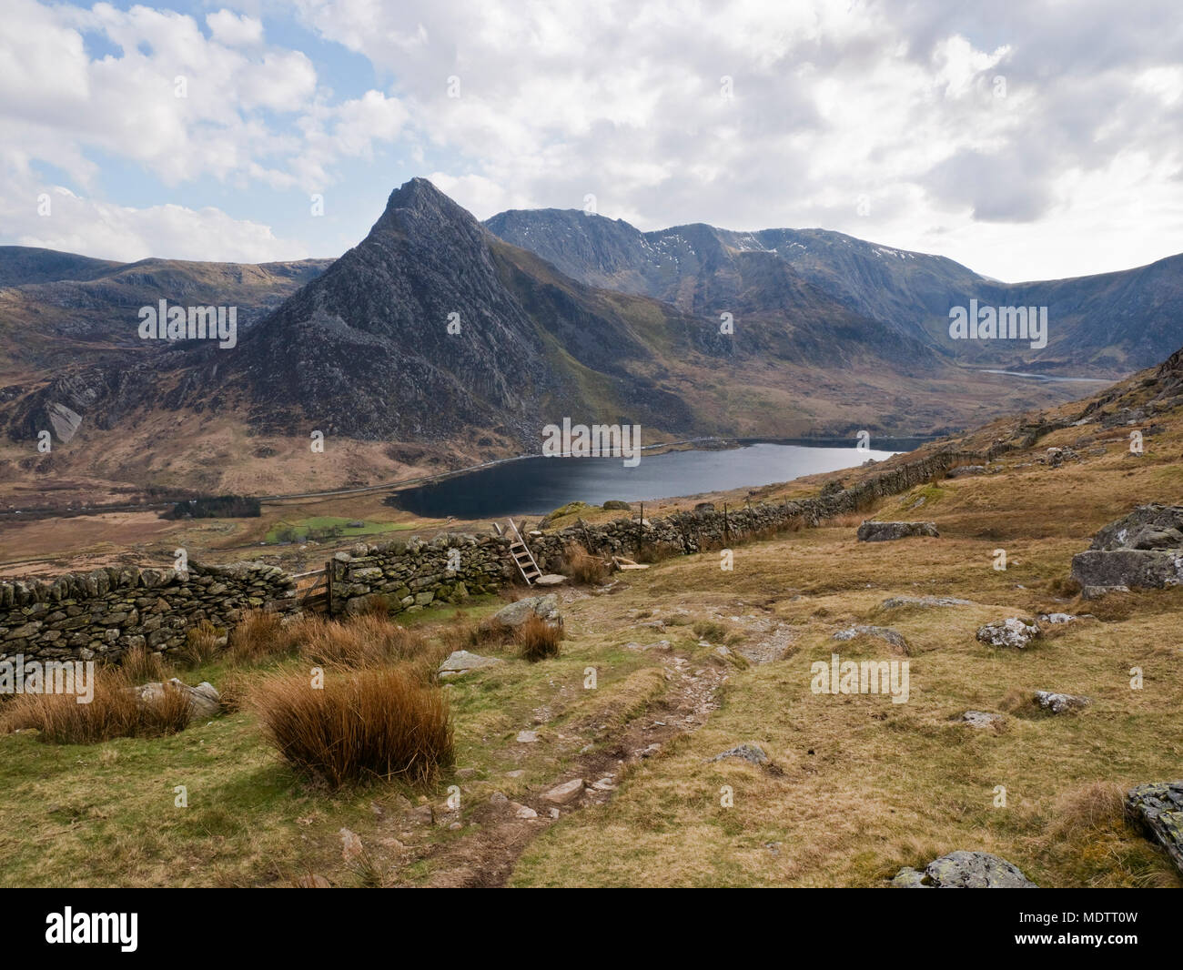 Vista dalle pendici del Pen yr Ole Wen nelle montagne Carneddau attraverso Llyn Ogwen / Nant y Benglog al picco del Tryfan e Y Glyderau montagne Foto Stock