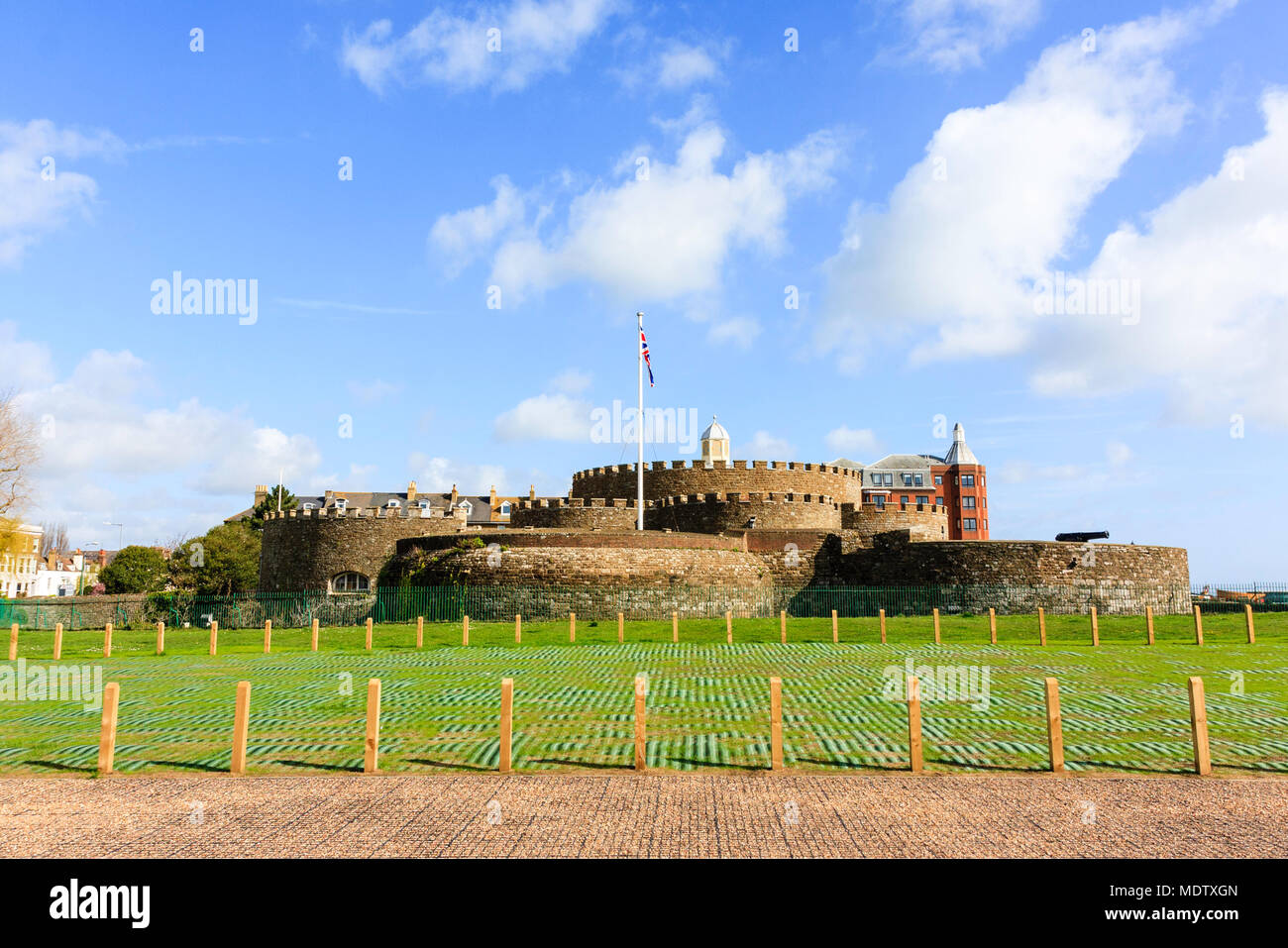 Il castello di trattativa, uno dei più belli in stile Tudor fortini di artiglieria in Inghilterra. Massa Visualizza intero castello sotto il bianco delle nuvole e cielo azzurro e sole splendente. Foto Stock