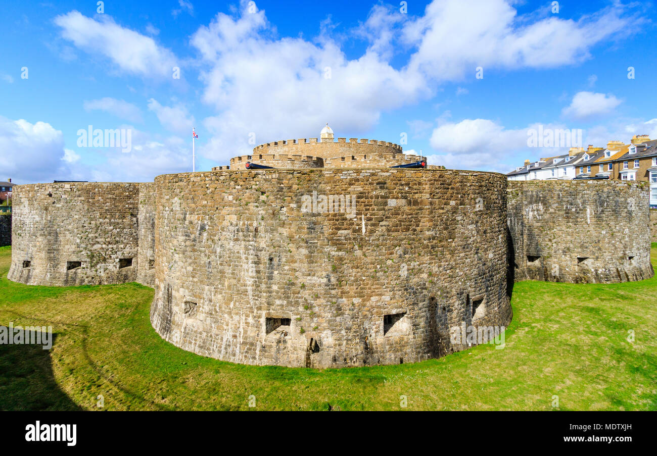 Il castello di trattativa, uno dei più belli in stile Tudor fortini di artiglieria in Inghilterra. Massa Visualizza intero castello sotto il bianco delle nuvole e cielo azzurro e sole splendente. Foto Stock