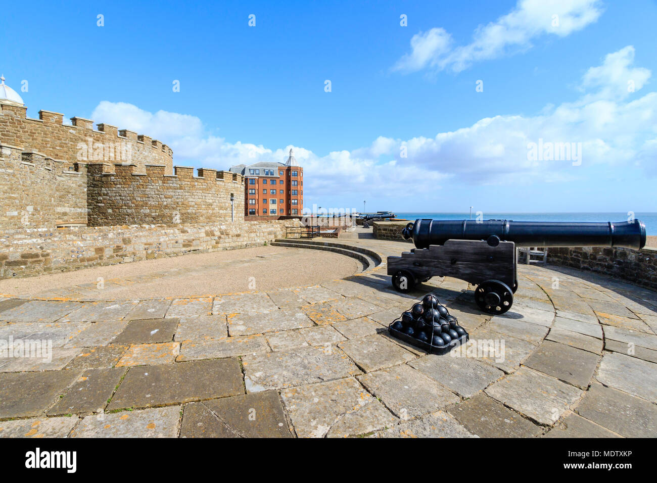 Il castello di trattativa, uno dei più belli in stile Tudor fortini di artiglieria in Inghilterra. 32-pounder cannon, pistola, con le palle di cannone, guardando fuori al Canale Inglese. Foto Stock