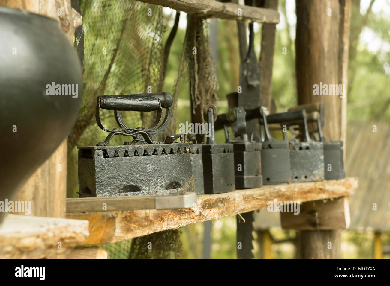 Tradizionale hand-held vestiti flatirons esposti al di fuori Foto Stock