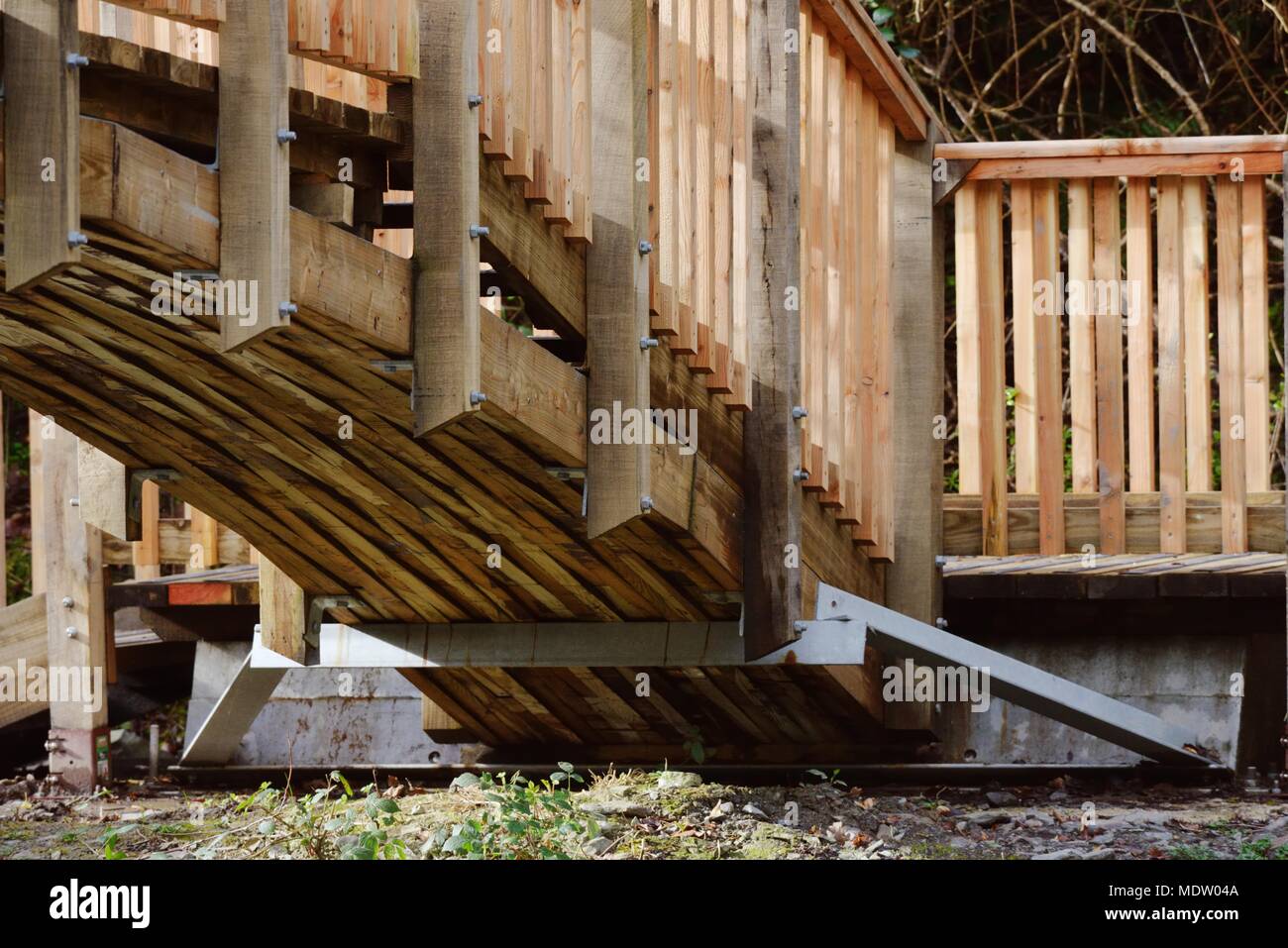 29 in una serie di 32, la costruzione di una passerella di legno, il ponte completato, mostrando fissaggi in acciaio e ponte inferiore. Foto Stock