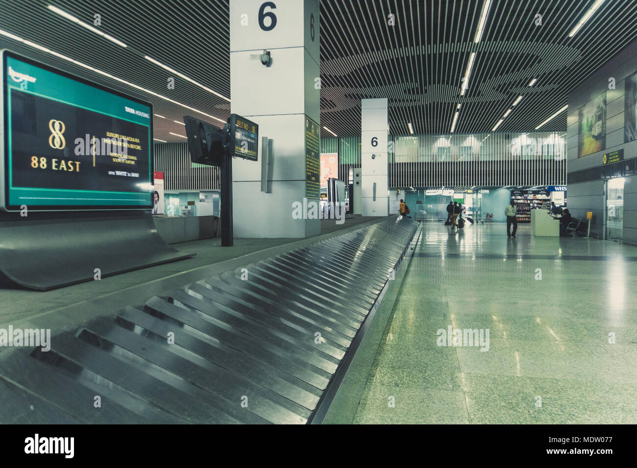 Aeroporto moderno salone interno con nessuno. Aeroporto vuoto locali senza persone. escalator dritto sul pavimento. Foto Stock