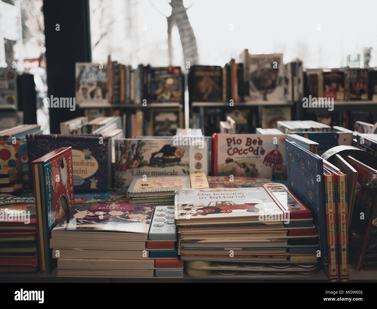 Rimini, Italia - 09 Marzo 2018 nuovi libri per bambini sono in grande mensola, nel bookshop, vista frontale Foto Stock