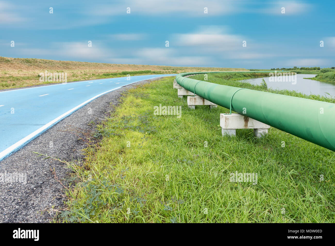 Materie conduttura di acqua e la distribuzione parallela di strada. Foto Stock